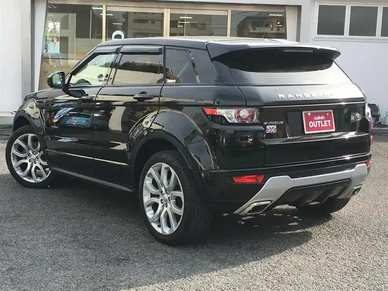 カタログ画像：レンジローバーイヴォーク（RANGE ROVER EVOQUE） ダイナミック 2015年4月 CBA-LV2A 2000cc サントリーニ・ブラック 燃費10.6km / l バック