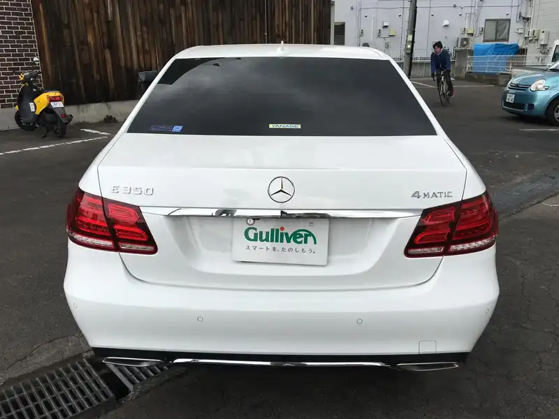 カタログ画像：Ｅクラス（E-CLASS） Ｅ３００ ４マチック アバンギャルド 2013年5月 RBA-212080C 3500cc ダイヤモンドホワイト（Ｍ） 燃費12.0km / l バック