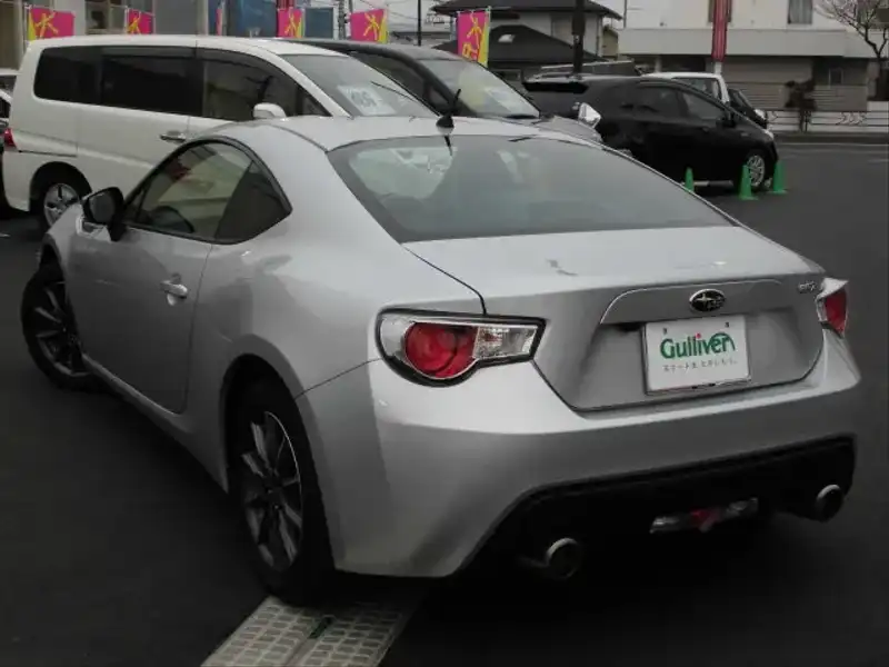 カタログ画像：ＢＲＺ（BRZ） Ｒ 2013年9月 DBA-ZC6 2000cc スターリングシルバー・メタリック 燃費13.0km / l バック