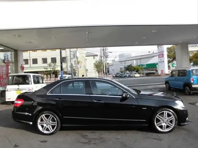 カタログ画像：Ｅクラス（E-CLASS） Ｅ２５０ ＣＧＩブルーエフィシェンシー アバンギャルド １２５！エディション 2011年1月 DBA-212047C 1800cc オブシディアンブラック（Ｍ） 燃費10.8km / l  外装