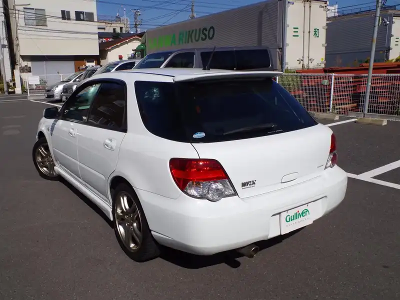 カタログ画像：インプレッサスポーツワゴン（IMPREZA SPORTS WAGON） ＷＲＸ 2005年6月 TA-GGA 2000cc ピュアホワイト 燃費11.8km / l  バック