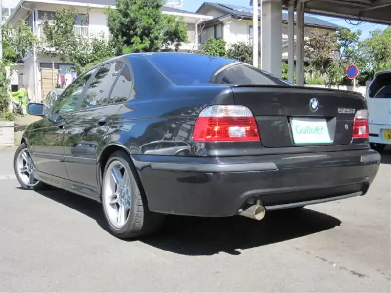 カタログ画像：５シリーズ（5 SERIES） ５２５ｉ Ｍスポーツ 2001年10月 GH-DT25 2500cc ブラック・サファイア 燃費8.4km / l  バック