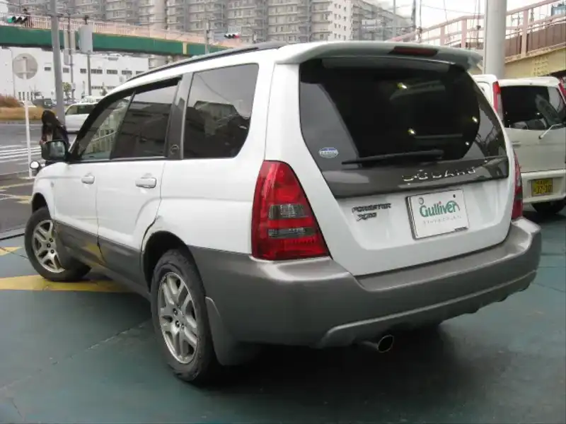 カタログ画像：フォレスター（FORESTER） Ｘ２０ Ｌ．Ｌ．Ｂｅａｎエディション 2003年2月 TA-SG5 2000cc ピュアホワイト／カーボングレー・メタリック 燃費13.6km / l  バック