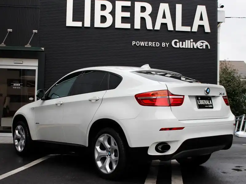 カタログ画像：Ｘ６（X6） ｘＤｒｉｖｅ ３５ｉ 2012年6月 DBA-FG35 3000cc アルピン・ホワイトⅢ（ソリッド・カラー） 燃費8.5km / l バック