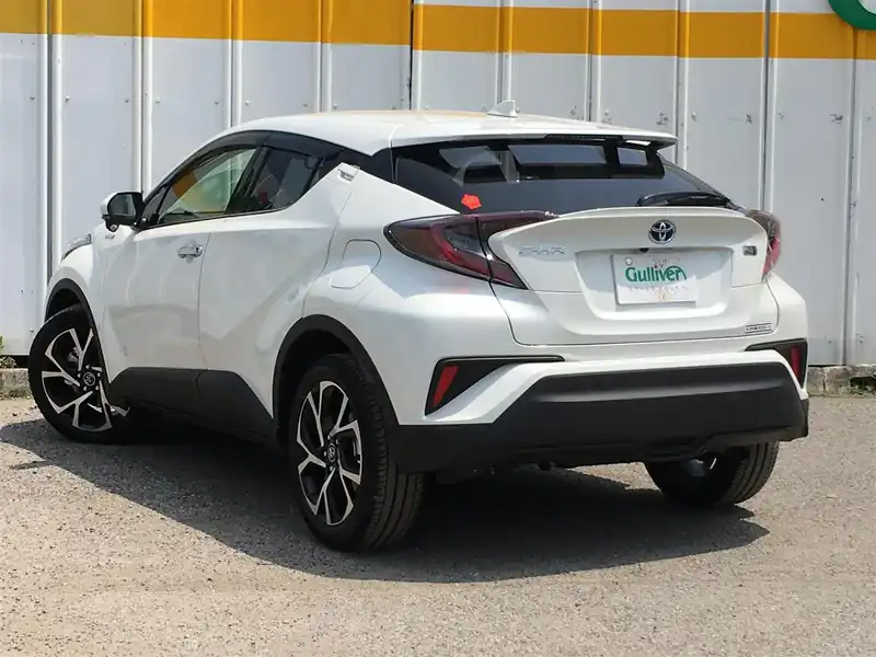 カタログ画像：Ｃ－ＨＲ（C-HR） Ｇ 2018年5月 DAA-ZYX10 1800cc ホワイトパールクリスタルシャインorブラック×ホワイトパールクリスタルシャイン 燃費30.2km / l バック