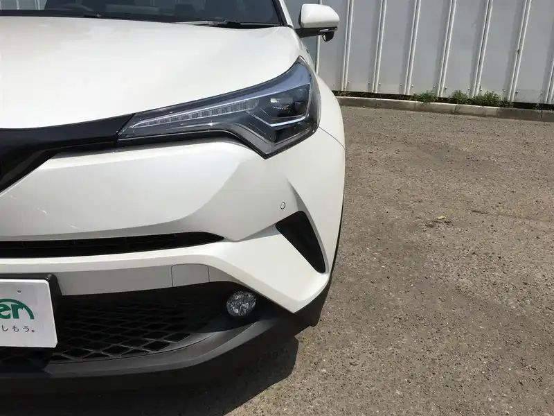 カタログ画像：Ｃ－ＨＲ（C-HR） Ｇ 2018年5月 DAA-ZYX10 1800cc ホワイトパールクリスタルシャインorブラック×ホワイトパールクリスタルシャイン 燃費30.2km / l 外装