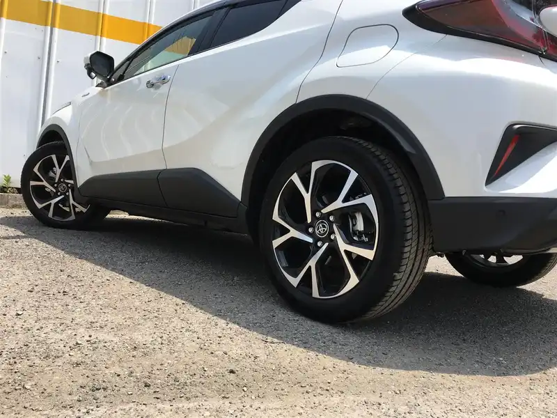 カタログ画像：Ｃ－ＨＲ（C-HR） Ｇ 2018年5月 DAA-ZYX10 1800cc ホワイトパールクリスタルシャインorブラック×ホワイトパールクリスタルシャイン 燃費30.2km / l タイヤ