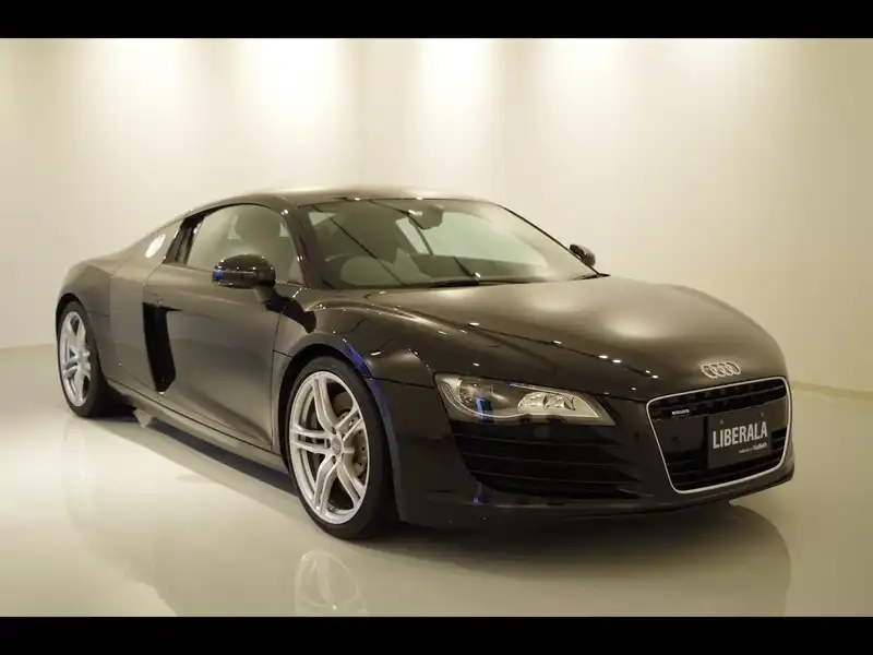 カタログ画像：Ｒ８（R8） ４．２ＦＳＩクワトロ 2013年4月 ABA-42CNDF 4200cc ファントムブラックパールエフェクトorパンサーブラッククリスタルエフェクト メイン