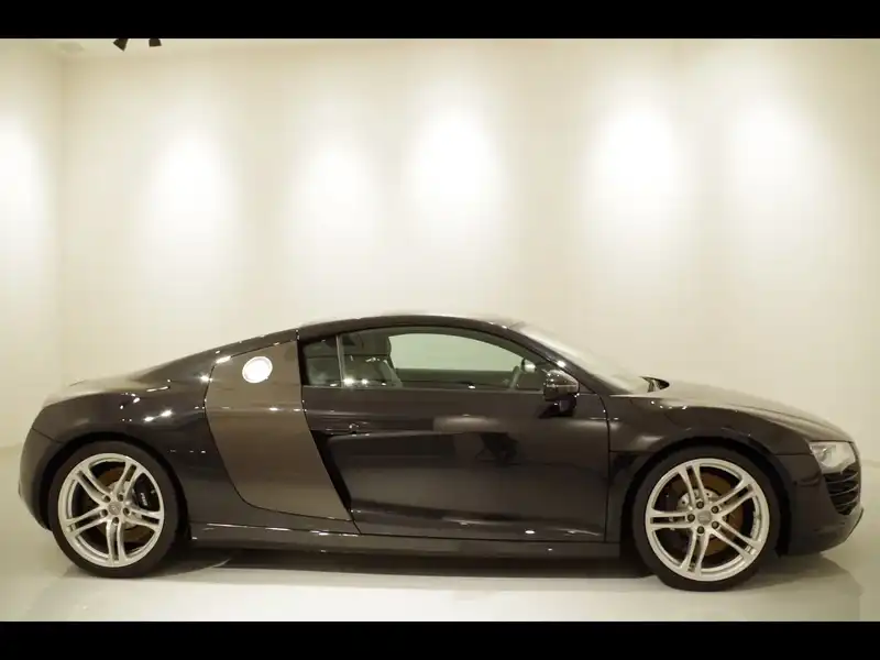 カタログ画像：Ｒ８（R8） ４．２ＦＳＩクワトロ 2014年8月 ABA-42CNDF 4200cc ミトスブラックメタリックorパンサーブラッククリスタルエフェクト 外装