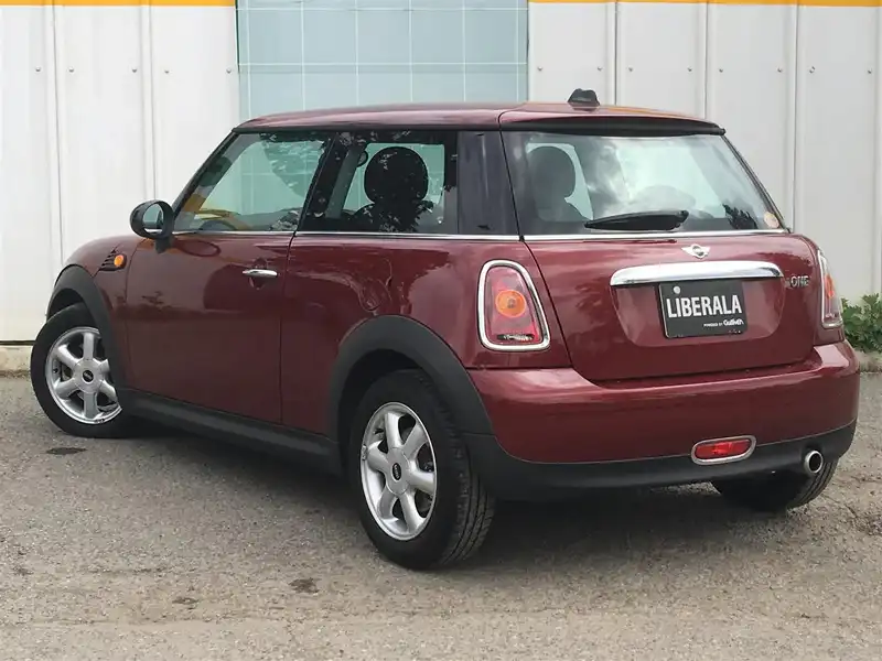 カタログ画像：ＭＩＮＩ（MINI） ワン 2009年5月 ABA-ME14 1400cc ナイトファイアー・レッド（メタリック） 燃費14.2km / l  バック