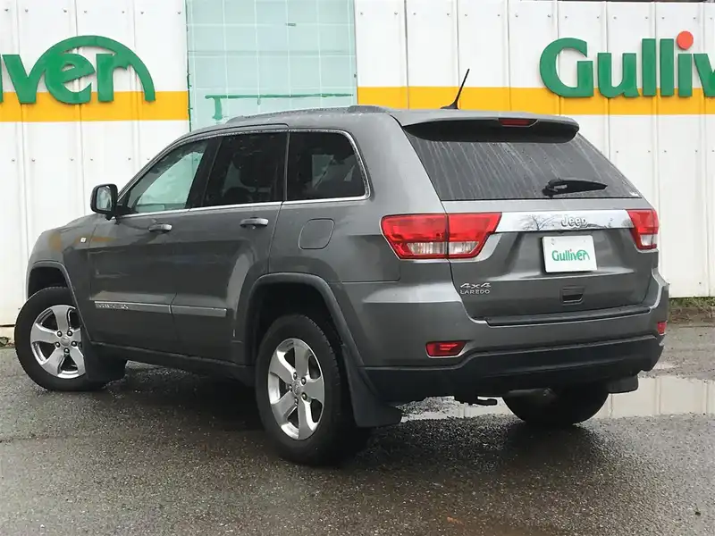 カタログ画像：ジープ・グランドチェロキー（JEEP GRAND CHEROKEE） ラレード 2011年12月 ABA-WK36 3600cc ミネラルグレーメタリッククリアコートorマキシマムスチールメタリッククリアコート 燃費7.8km / l バック