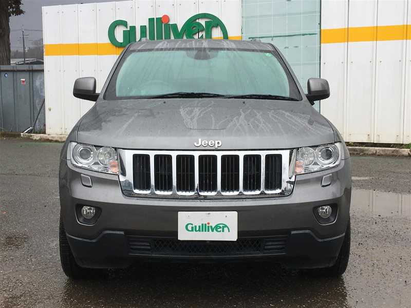 カタログ画像：ジープ・グランドチェロキー（JEEP GRAND CHEROKEE） ラレード 2011年12月 ABA-WK36 3600cc ミネラルグレーメタリッククリアコートorマキシマムスチールメタリッククリアコート 燃費7.8km / l フロント