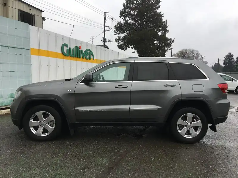 カタログ画像：ジープ・グランドチェロキー（JEEP GRAND CHEROKEE） ラレード 2011年12月 ABA-WK36 3600cc ミネラルグレーメタリッククリアコートorマキシマムスチールメタリッククリアコート 燃費7.8km / l 外装