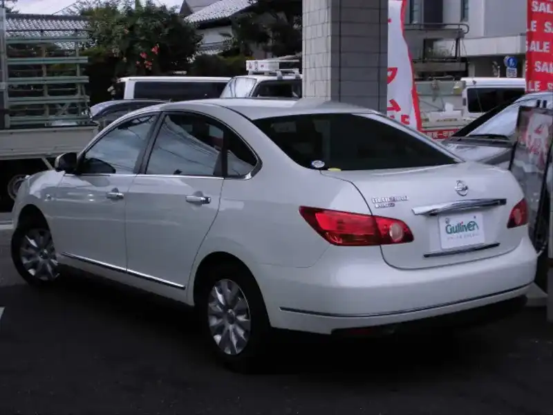 カタログ画像：ブルーバードシルフィ（BLUEBIRD SYLPHY） ２０Ｍ 2009年5月 DBA-KG11 2000cc ホワイトパール（３Ｐ） 燃費16.0km / l  バック