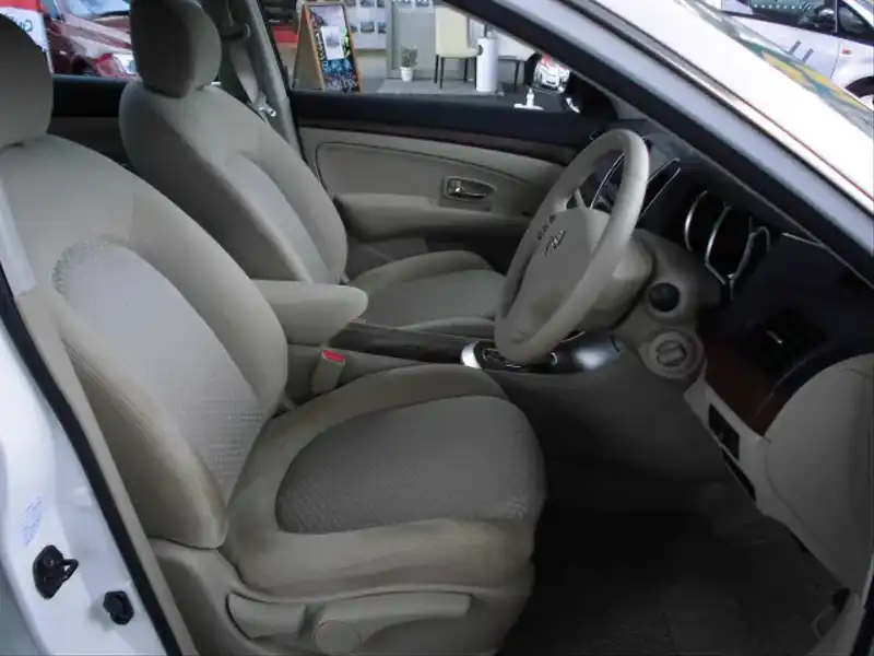 カタログ画像：ブルーバードシルフィ（BLUEBIRD SYLPHY） ２０Ｍ 2009年5月 DBA-KG11 2000cc ホワイトパール（３Ｐ） 燃費16.0km / l  内装