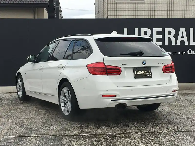 カタログ画像：３シリーズ（3 SERIES） ３２０ｉ ｘＤｒｉｖｅツーリング スポーツ 2016年5月 DBA-8A20 2000cc アルピン・ホワイトⅢ 燃費14.9km / l バック