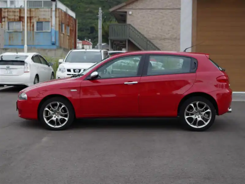 カタログ画像：アルファ１４７（ALFA 147） スポルティーバ ２．０ ツインスパーク セレスピード 2007年9月 ABA-937AB 2000cc アルファレッド（ソリッドカラー） 燃費9.5km / l  外装