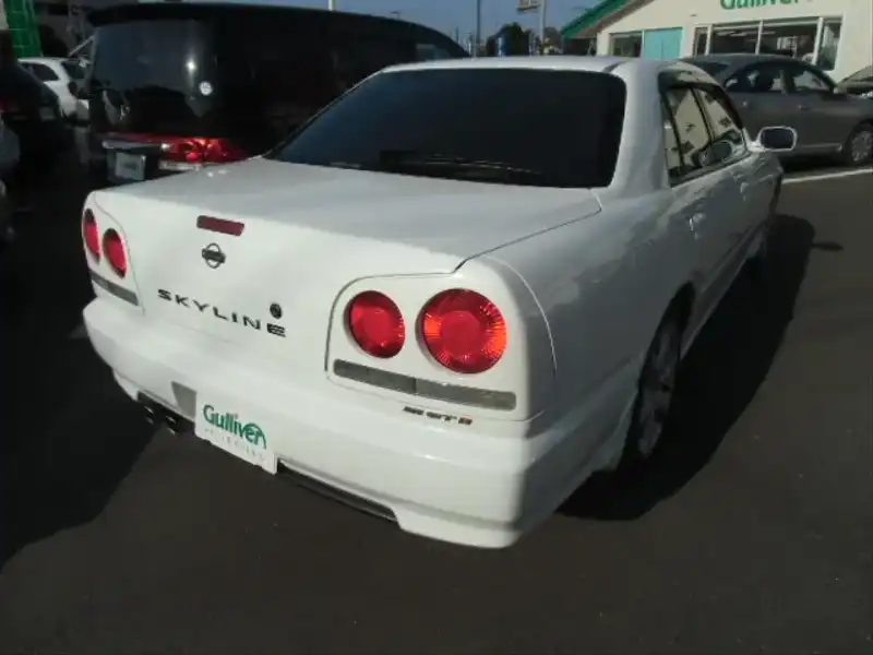 カタログ画像：スカイライン（SKYLINE） ２５ＧＴ 1998年5月 GF-ER34 2500cc ホワイト 燃費10.6km / l  バック