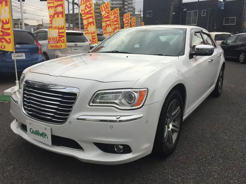 カタログ画像：クライスラー・３００（CHRYSLER 300） ３００リミテッド＋ 2014年4月 ABA-LX36 3600cc アイボリートライコートパール 燃費9.2km / l フロント