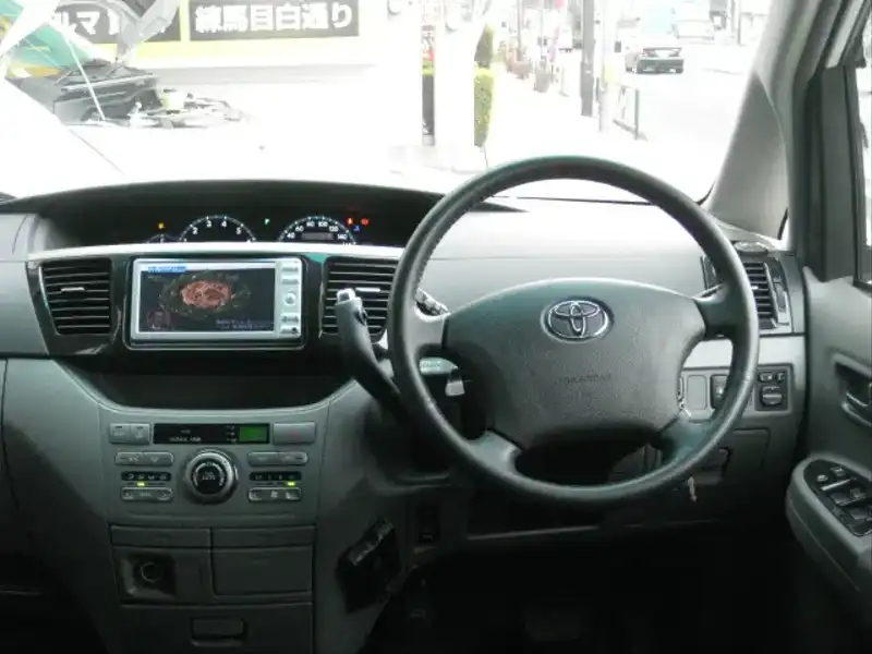 カタログ画像：ヴォクシー（VOXY） Ｘ Ｖエディション・サイドリフトアップシート装着車 2005年8月 DBA-AZR65G 2000cc ホワイトパールマイカ 燃費12.6km / l  内装
