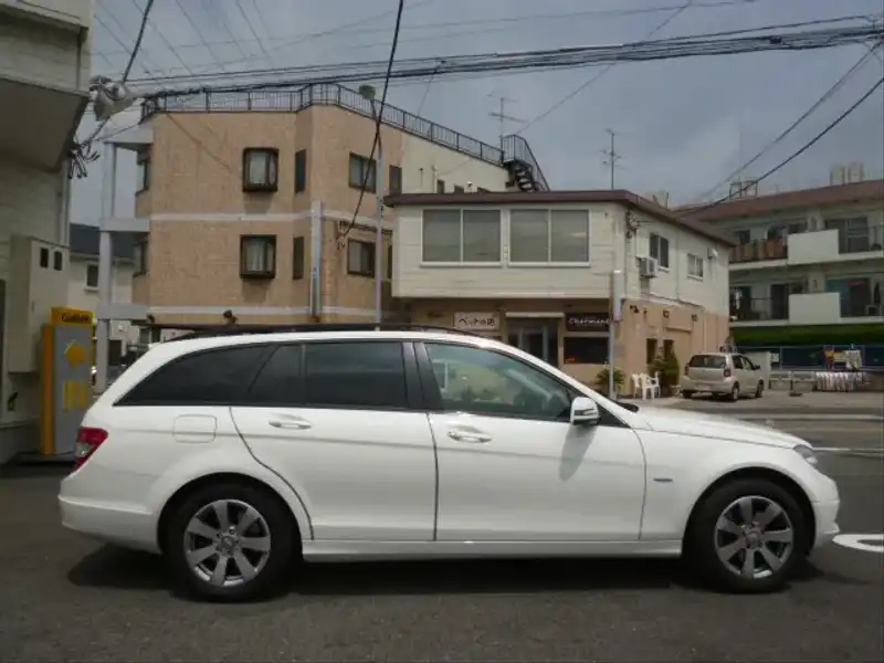 カタログ画像：Ｃクラスステーションワゴン（C-CLASS STATIONWAGON） Ｃ２００ ＣＧＩブルーエフィシェンシー ステーションワゴン エレガンス 2010年2月 DBA-204248 1800cc カルサイトホワイト 燃費11.6km / l  外装