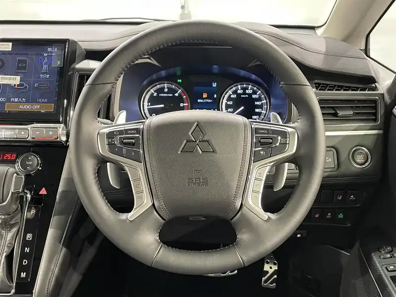 カタログ画像：デリカＤ：５（DELICA D:5） シャモニー（電動サイドステップ非装着車） 2025年5月 3DA-CV1W 2200cc ブラックダイヤモンド×ブラックマイカ 燃費12.6km / l 内装