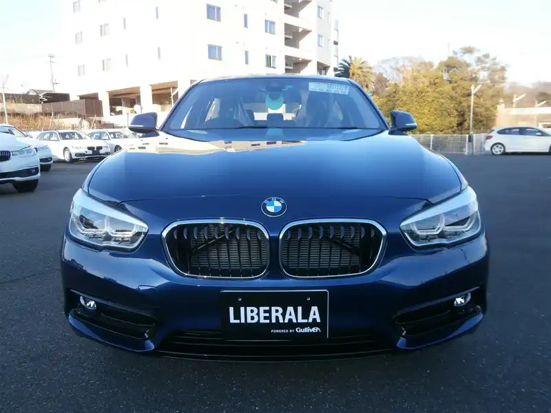 カタログ画像：１シリーズ（1 SERIES） １２０ｉ スポーツ 2015年5月 DBA-1A16 1600cc ブラック・サファイア（メタリック・カラー） 燃費16.8km / l フロント