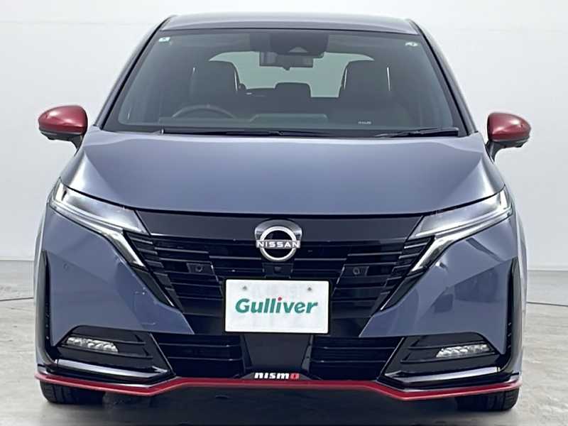 カタログ画像：オーラ（AURA） ニスモ 2024年7月 6AA-FE13 1200cc ダークメタルグレー（M）/スーパーブラック 2トーンorNISMOステルスグレー/スーパーブラック 2トーン 燃費23.3km / l フロント