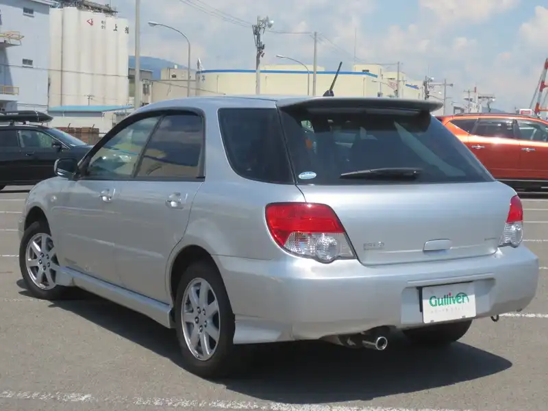 カタログ画像：インプレッサスポーツワゴン（IMPREZA SPORTS WAGON） １５ｉ－Ｓ 2004年6月 TA-GG3 1500cc プレミアムシルバー・メタリック 燃費13.4km / l  バック