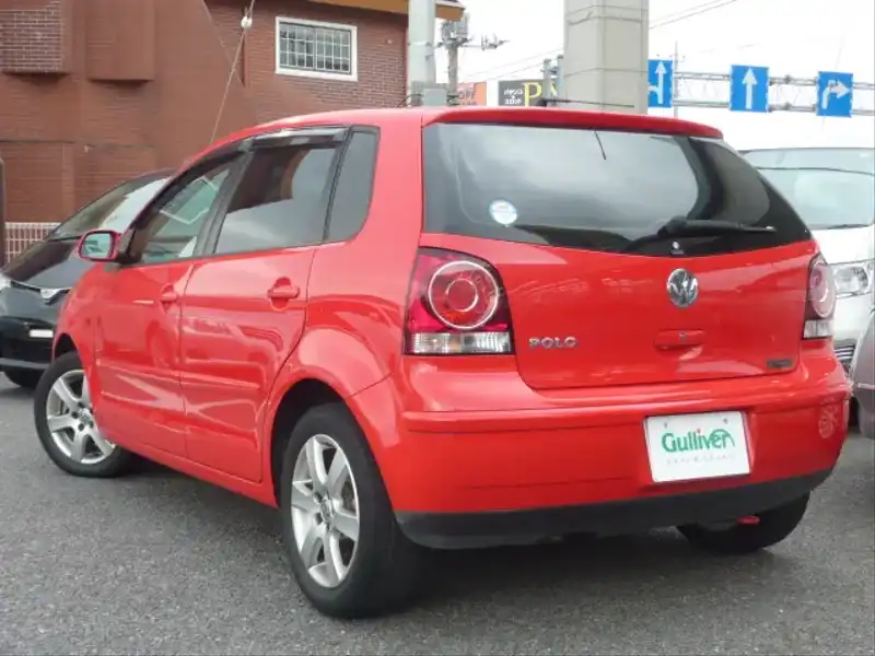 カタログ画像：ポロ（POLO） １．６ スポーツライン 2006年9月 GH-9NBTS 1600cc フラッシュレッド 燃費14.6km / l  バック