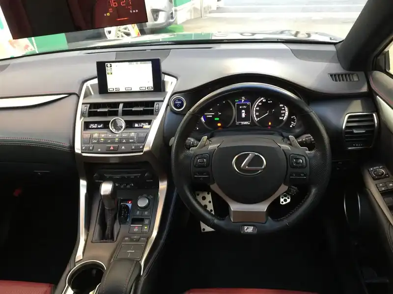 カタログ画像：ＮＸ（NX） ＮＸ３００ｈ Ｆスポーツ 2016年8月 DAA-AYZ10 2500cc ブラックorグラファイトブラックガラスフレーク 燃費19.8km / l 内装