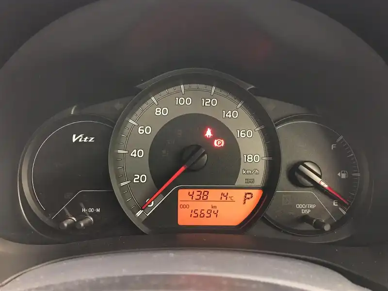 カタログ画像：ヴィッツ（VITZ） ジュエラ 2019年10月 DBA-KSP130 1000cc ブラックマイカ 燃費21.6km / l 内装