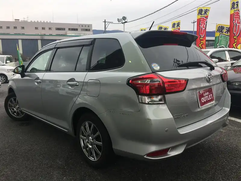 カタログ画像：カローラフィールダー（COROLLA FIELDER） １．５Ｘ 2015年4月 DBA-NZE161G 1500cc シルバーメタリック 燃費17.6km / l バック