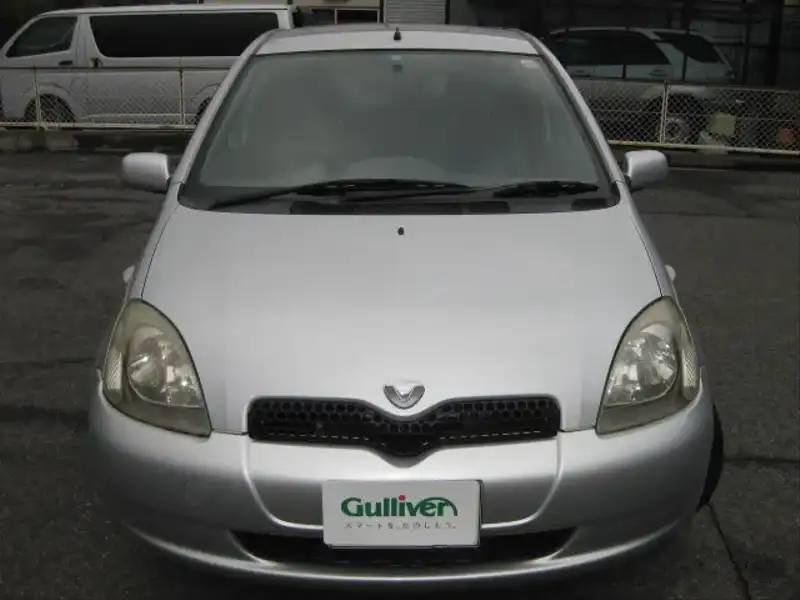 カタログ画像：ヴィッツ（VITZ） Ｆ Ｄパッケージ １０ミリオンセレクション 2001年5月 TA-SCP10 1000cc シルバーメタリック 燃費19.6km / l  フロント