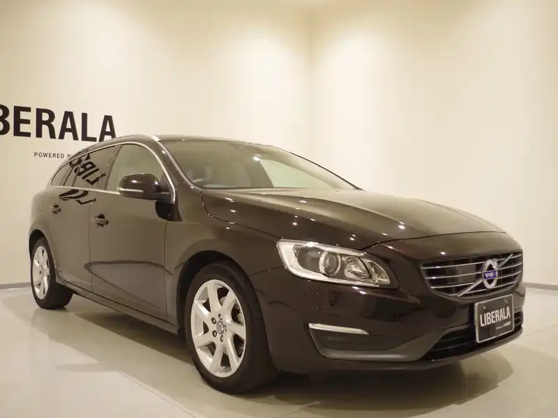 カタログ画像：Ｖ６０（V60） Ｔ４ Ｒデザイン 2013年10月 DBA-FB4164T 1600cc ブラックサファイヤメタリック 燃費13.6km / l メイン