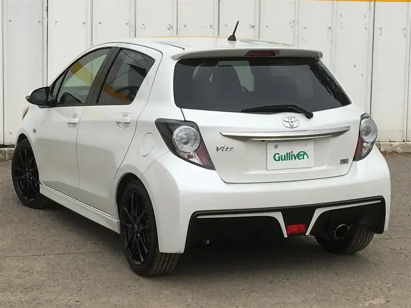 カタログ画像：ヴィッツ（VITZ） ＲＳ Ｇ’ｓ スマートパッケージ 2015年6月 DBA-NCP131 1500cc ホワイトパールクリスタルシャイン 燃費19.6km / l バック