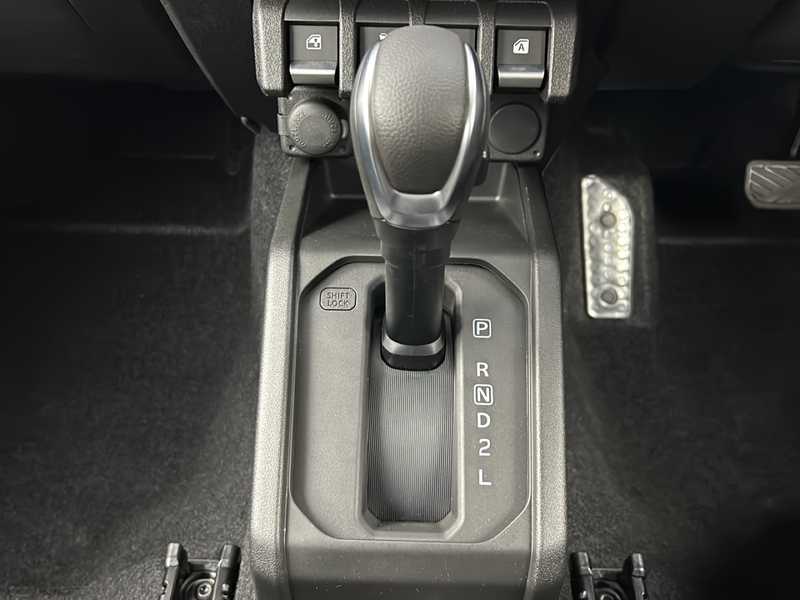 カタログ画像：ジムニー（JIMNY） ＸＧ 2025年11月 3BA-JB64W 660cc 燃費14.3km / l メイン