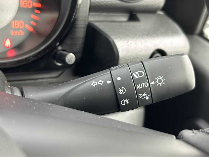 カタログ画像：ジムニー（JIMNY） ＸＧ 2025年11月 3BA-JB64W 660cc 燃費14.3km / l メイン