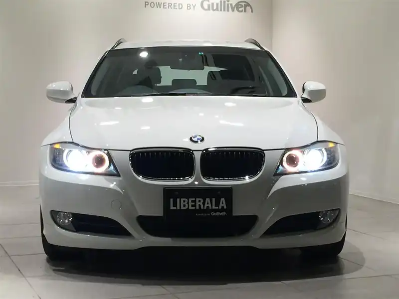 カタログ画像：３シリーズ（3 SERIES） ３２０ｉツーリング ハイラインパッケージ 2010年5月 LBA-US20 2000cc アルピン・ホワイトⅢ（ソリッド・カラー） 燃費13.0km / l フロント