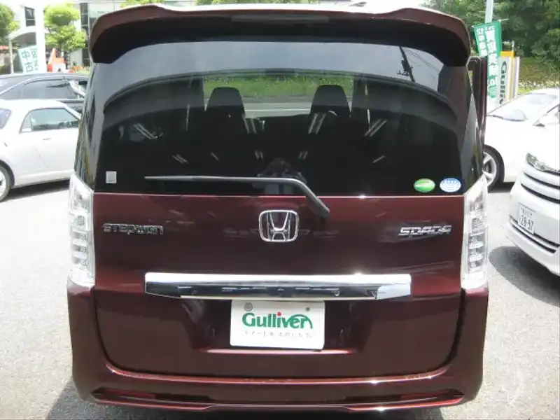 カタログ画像：ステップワゴンスパーダ（STEPWAGON SPADA） Ｚ インターナビセレクション 2012年4月 DBA-RK5 2000cc クリムゾン・パール 燃費14.4km / l バック