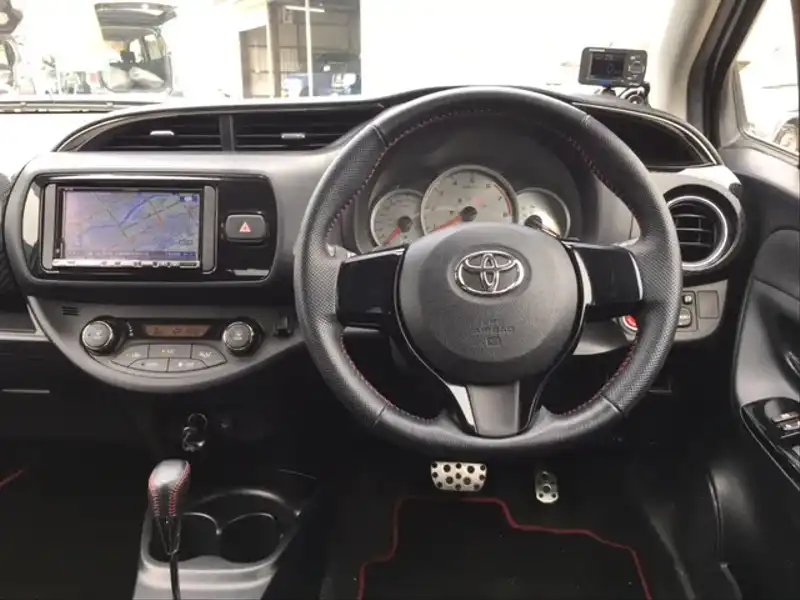 カタログ画像：ヴィッツ（VITZ） ＲＳ Ｇ’ｓ 2014年4月 DBA-NCP131 1500cc ホワイトパールクリスタルシャイン 燃費19.6km / l 内装