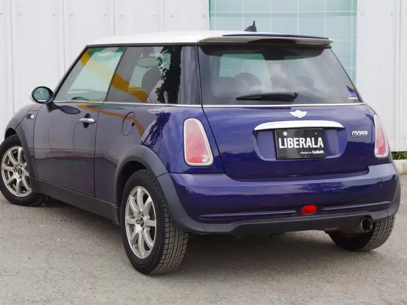 カタログ画像：ＭＩＮＩ（MINI） クーパー 2005年9月 GH-RA16 1600cc ブラック・アイ・パープル（メタリック） 燃費13.4km / l  バック
