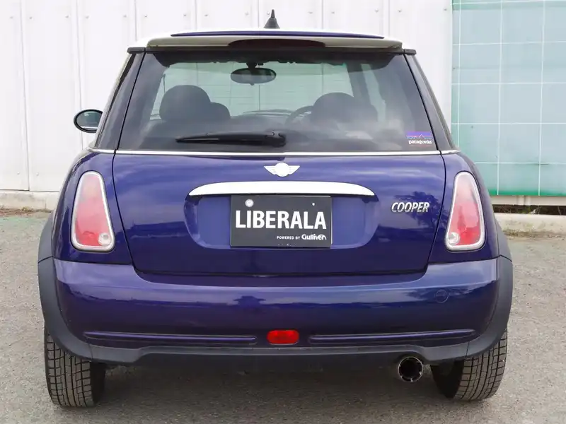 カタログ画像：ＭＩＮＩ（MINI） クーパー 2005年9月 GH-RA16 1600cc ブラック・アイ・パープル（メタリック） 燃費13.4km / l  バック