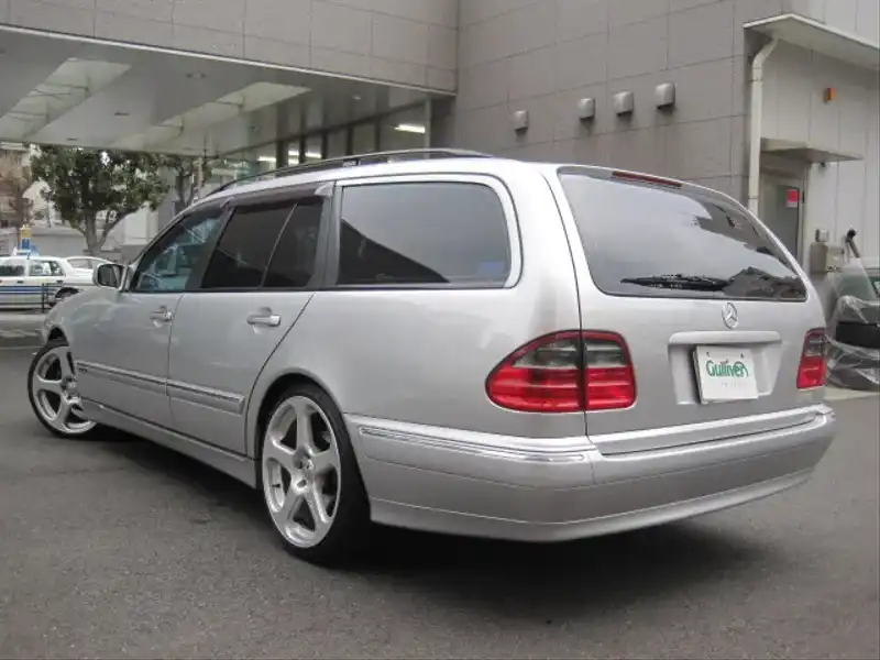 カタログ画像：Ｅクラスステーションワゴン（E-CLASS STATIONWAGON） Ｅ２４０ ステーションワゴン アバンギャルドリミテッド 2001年12月 GF-210262 2600cc ブリリアントシルバー 燃費8.9km / l  バック