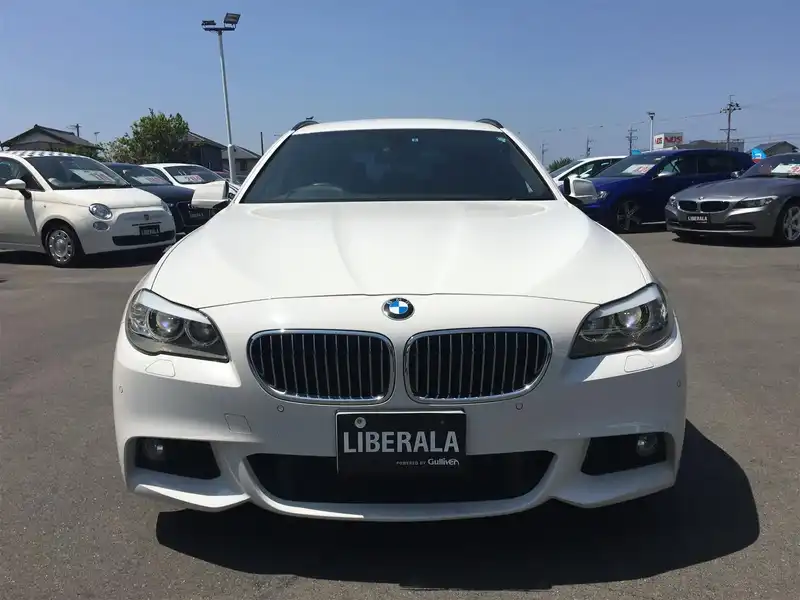 カタログ画像：５シリーズ（5 SERIES） ５２３ｉツーリング Ｍスポーツ ザ・ピーク 2016年10月 DBA-XL20 2000cc アルピン・ホワイトⅢ（ソリッド・カラー） 燃費13.8km / l フロント