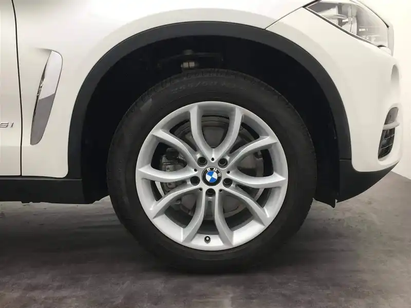 カタログ画像：Ｘ６（X6） ｘＤｒｉｖｅ ３５ｉ 2018年1月 DBA-KU30S 3000cc ミネラル・ホワイト（メタリック・カラー） 燃費10.3km / l タイヤ