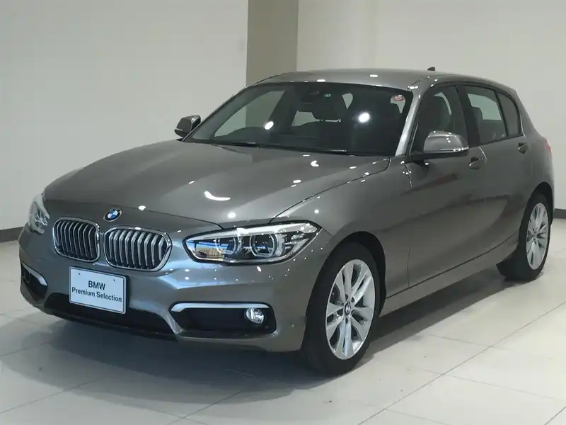 カタログ画像：１シリーズ（1 SERIES） １２０ｉ スタイル 2016年10月 DBA-1A16 1600cc グレイシャー・シルバー（メタリック･カラー）orプラチナ・シルバー（メタリック・カラー） 燃費16.8km / l フロント