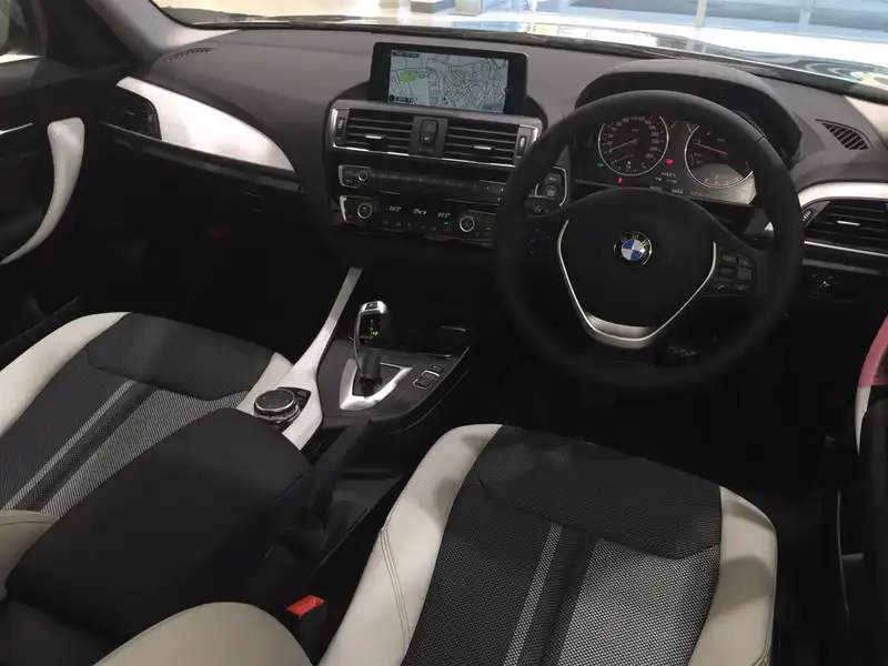 カタログ画像：１シリーズ（1 SERIES） １２０ｉ スタイル 2015年5月 DBA-1A16 1600cc グレイシャー・シルバー（メタリック･カラー）orプラチナ・シルバー（メタリック・カラー） 燃費16.8km / l 内装