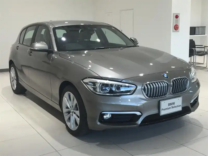 カタログ画像：１シリーズ（1 SERIES） １２０ｉ スタイル 2016年10月 DBA-1A16 1600cc グレイシャー・シルバー（メタリック･カラー）orプラチナ・シルバー（メタリック・カラー） 燃費16.8km / l メイン