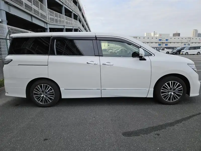 カタログ画像：エルグランド（ELGRAND） オーテック 2022年11月 5BA-TNE52 2500cc ピュアホワイトパール（３Ｐ） 燃費9.7km / l 外装